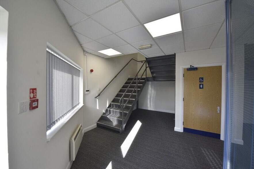 Jackson St, Oldham to rent - Building Photo - Image 3 of 9