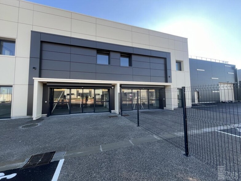 Industrial in Le Mesnil-Amelot to rent - Building Photo - Image 3 of 10