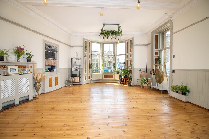 1 North Bridge St, Hawick to rent - Interior Photo - Image 2 of 24