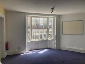 South St, Dorking to rent Interior Photo- Image 2 of 8