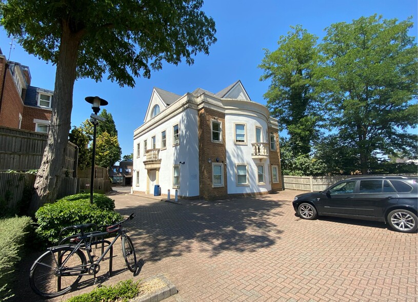 Portsmouth Rd, Esher to rent - Building Photo - Image 1 of 7