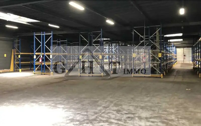 Location Entrepôt 700 m² - Photo 1