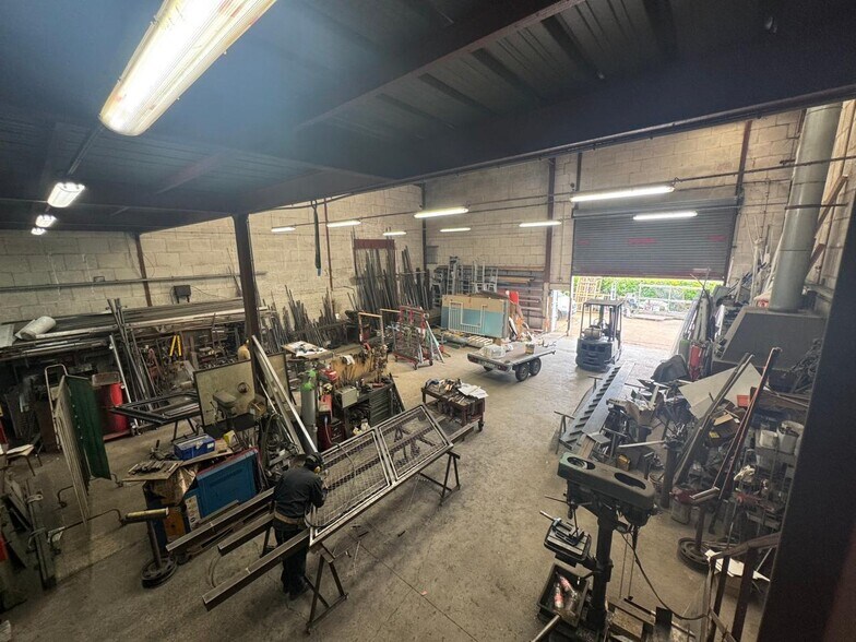 Light Industrial in Argenteuil to rent - Interior Photo - Image 2 of 13