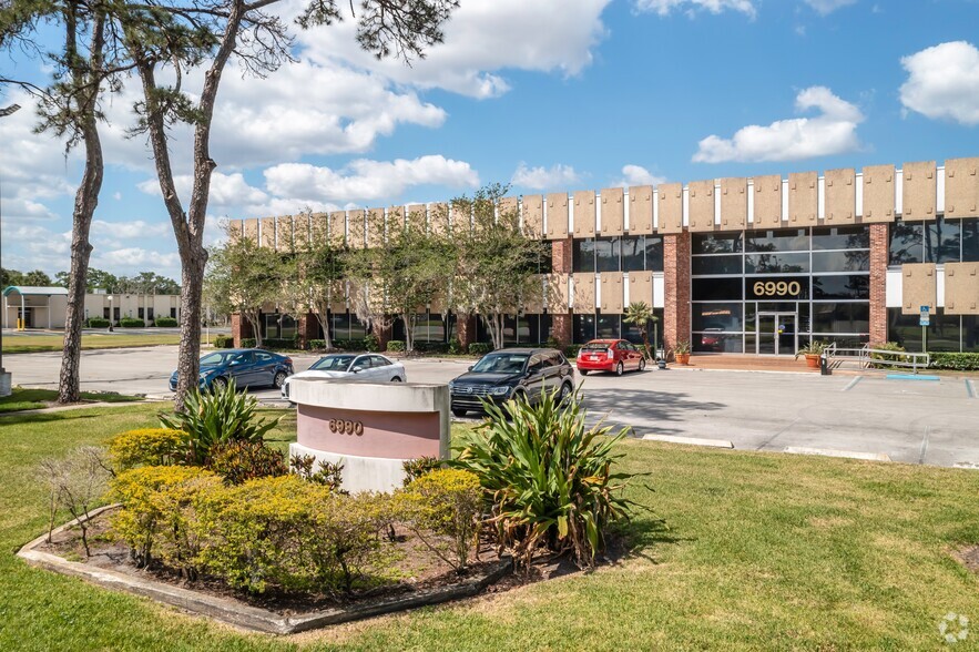 6990 Lake Ellenor Dr, Orlando, FL for rent - Building Photo - Image 3 of 6