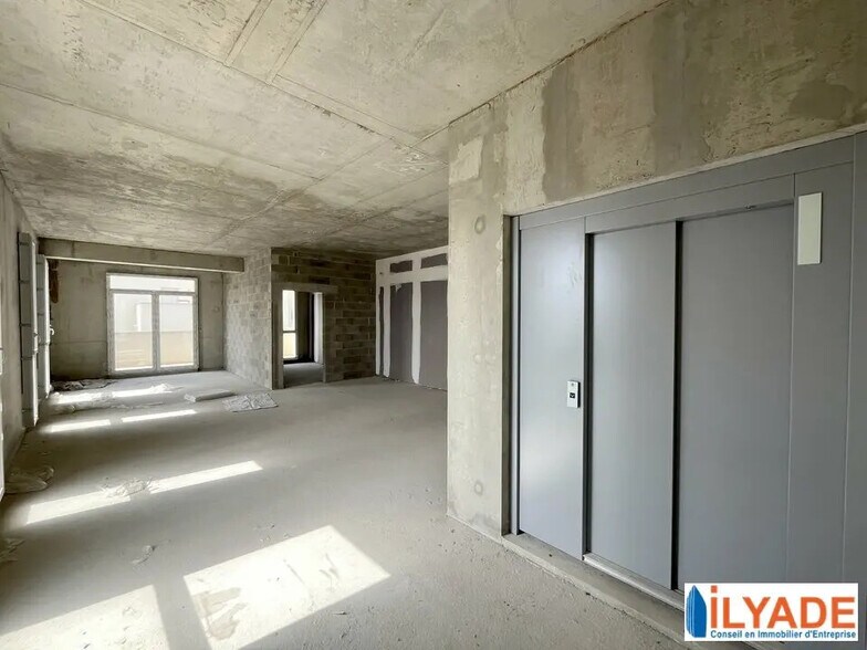 Retail in Manosque for sale - Interior Photo - Image 2 of 5