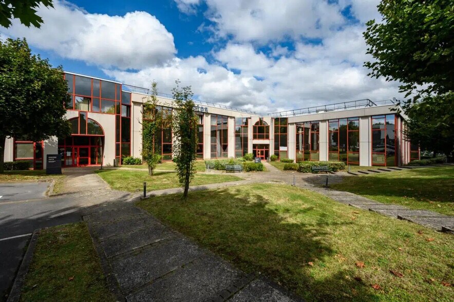 Light Industrial in Antony to rent - Building Photo - Image 2 of 9