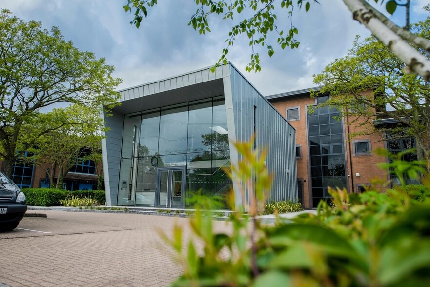 8 Barnes Wallis Rd, Fareham to rent - Building Photo - Image 1 of 8