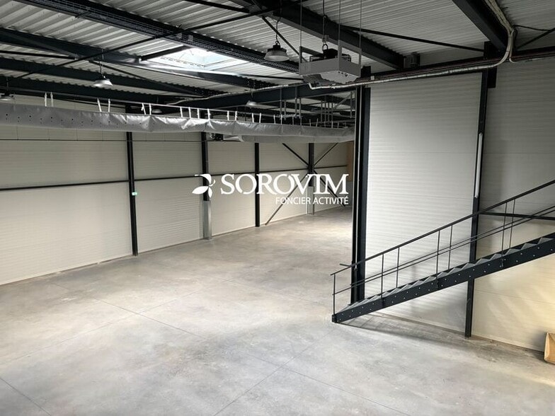 Light Industrial in Janneyrias for sale - Interior Photo - Image 3 of 17