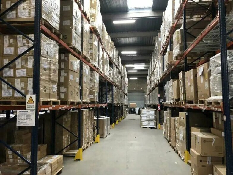 Light Industrial in Goussainville to rent - Interior Photo - Image 3 of 5
