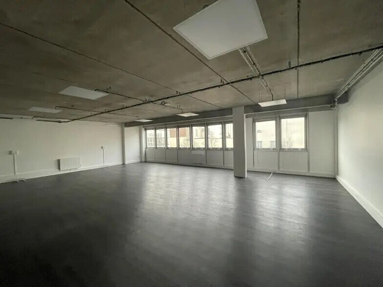 Office in Saint-Ouen-sur-Seine to rent - Interior Photo - Image 2 of 7