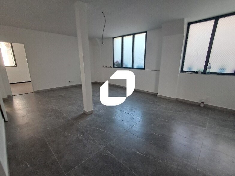 Office in Arcueil to rent - Interior Photo - Image 3 of 9