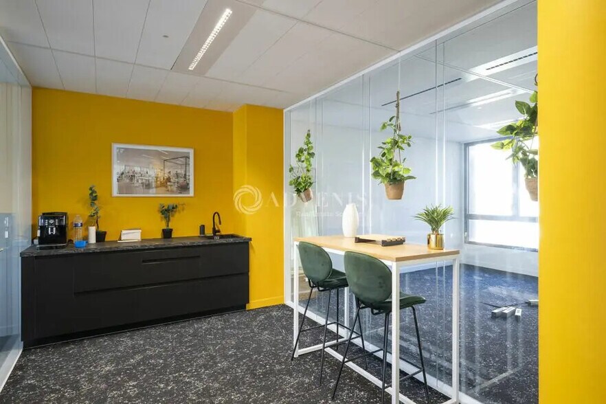 Office in Montigny-le-Bretonneux to rent - Building Photo - Image 2 of 12