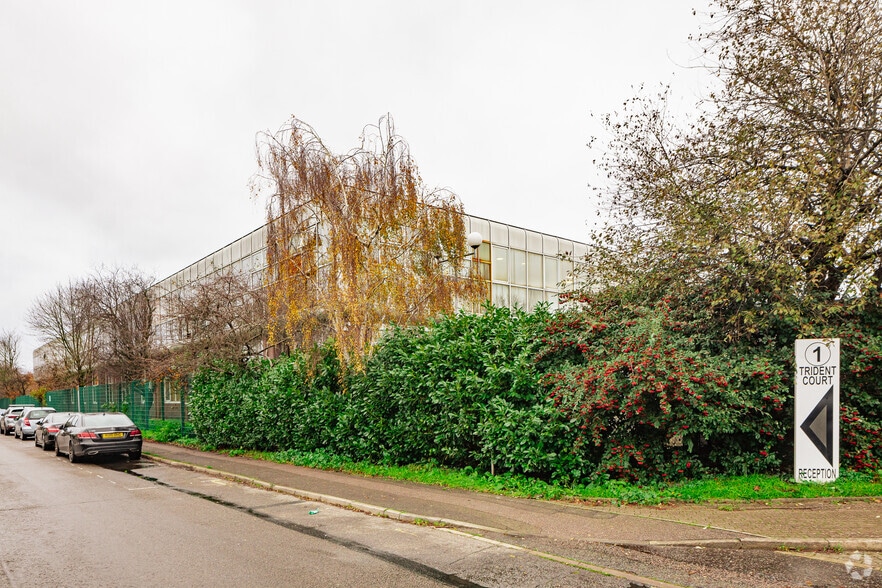 Oakcroft Rd, Chessington to rent - Building Photo - Image 2 of 18