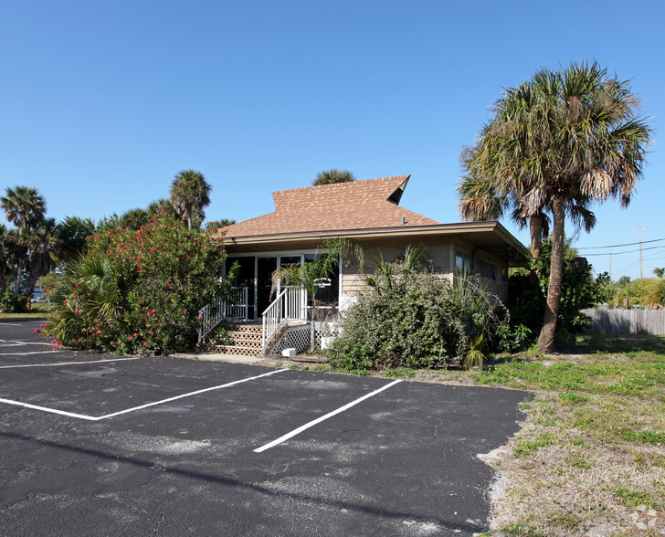 1675 N Atlantic Ave, Cocoa Beach, FL for rent - Primary Photo - Image 1 of 12