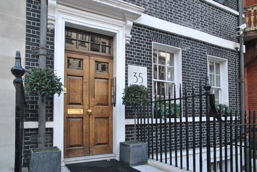 35 Berkeley Sq, London to rent - Building Photo - Image 1 of 11