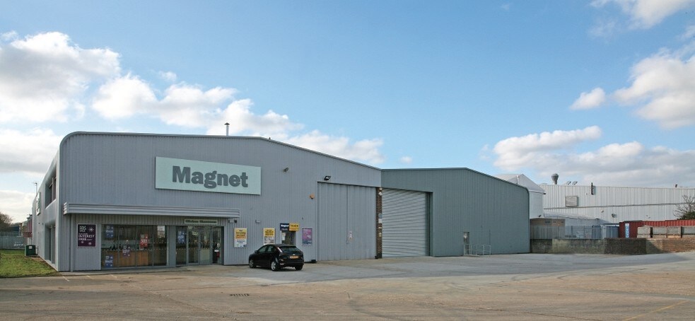 17-17a Invincible Rd, Farnborough to rent - Primary Photo - Image 1 of 3