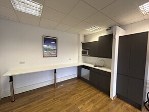 Hindle Way, Swindon to rent Interior Photo- Image 2 of 3