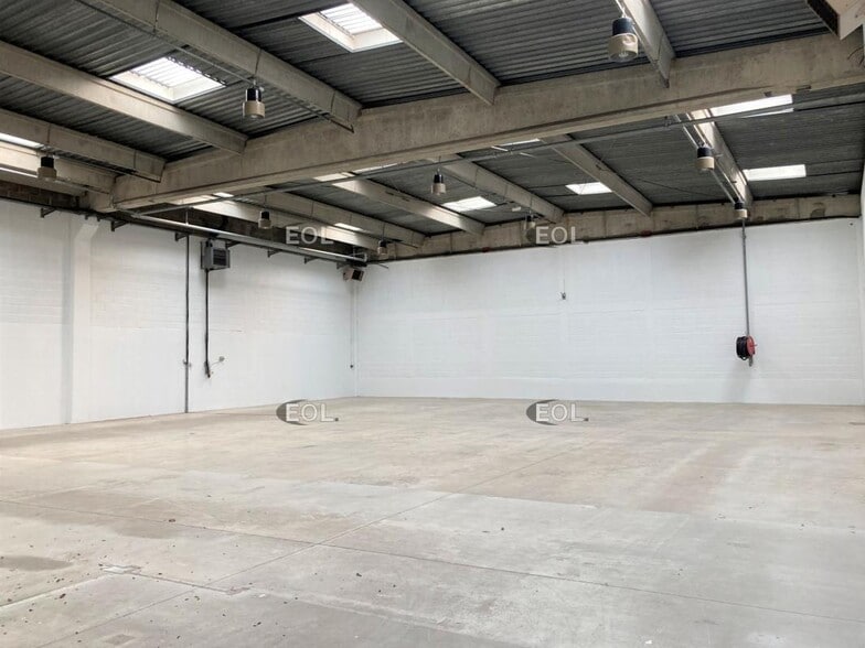 Light Industrial in Palaiseau to rent - Interior Photo - Image 1 of 4