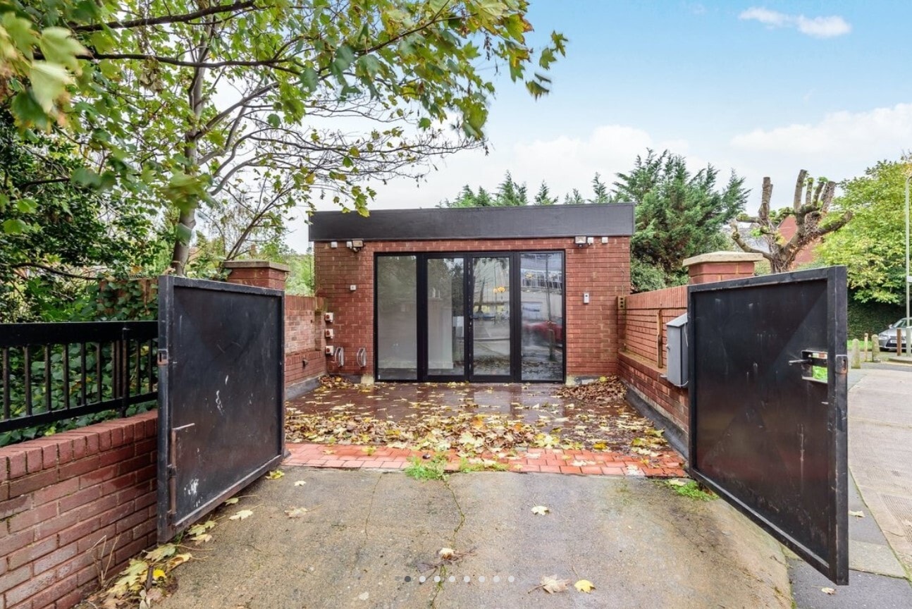 Popes Dr, London for sale Primary Photo- Image 1 of 1