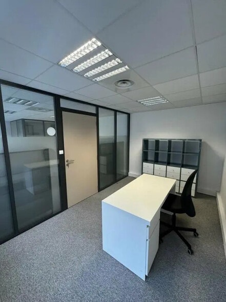 Office in Marseille to rent - Interior Photo - Image 2 of 8