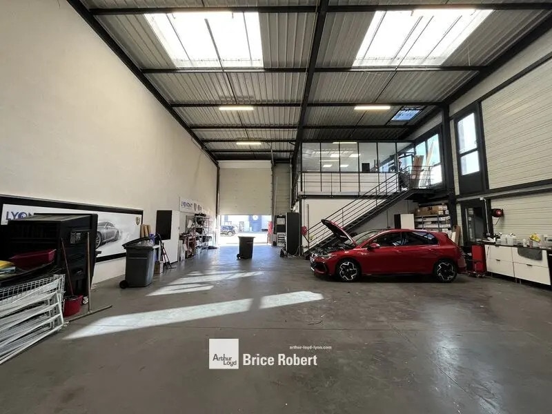 Light Industrial in Saint-Fons to rent Interior Photo- Image 1 of 2