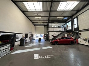 Light Industrial in Saint-Fons to rent Interior Photo- Image 1 of 2