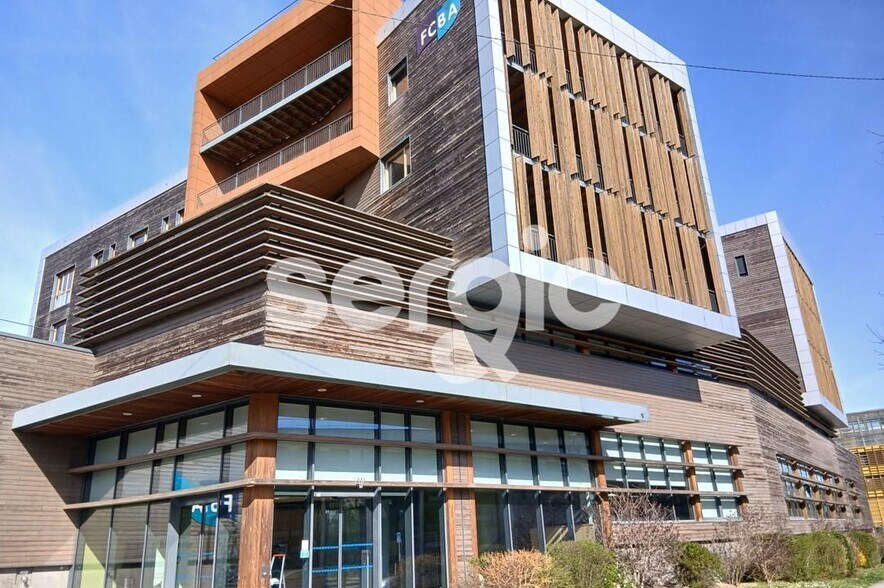 Office in Champs-sur-Marne to rent - Building Photo - Image 1 of 13