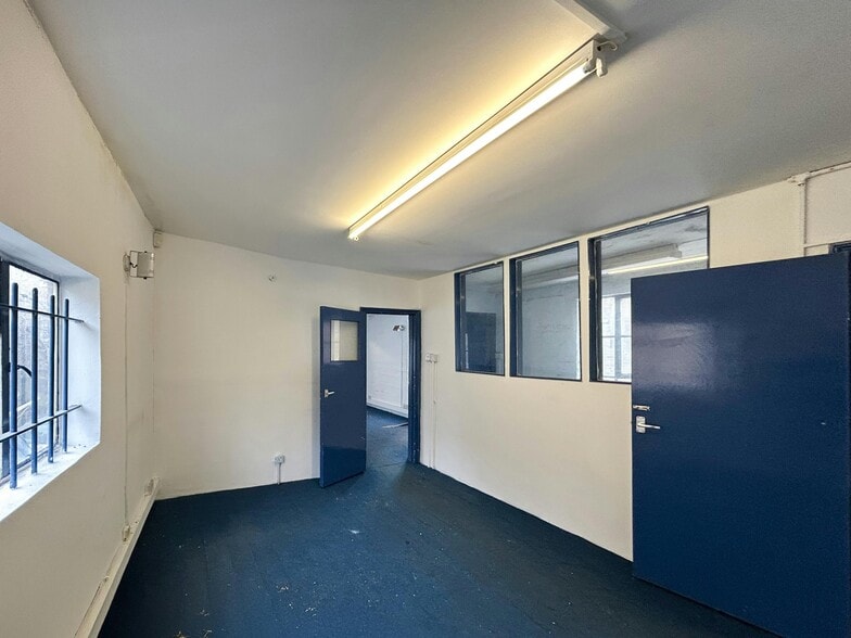 Saltram Crescent, London to rent - Interior Photo - Image 3 of 6