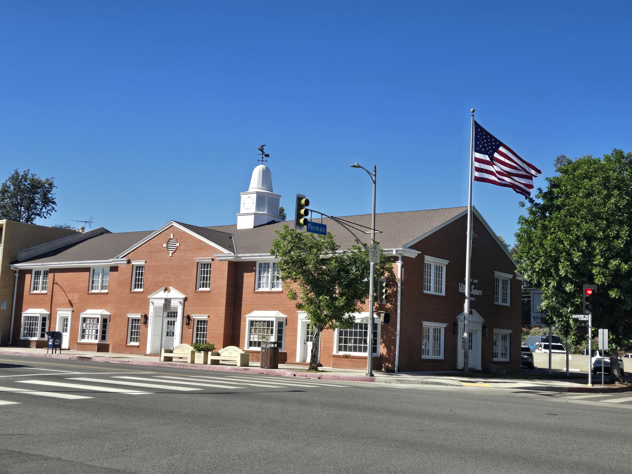 10205 Riverside Dr, Toluca Lake, CA to rent Interior Photo- Image 1 of 9