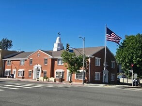 10205 Riverside Dr, Toluca Lake, CA to rent Interior Photo- Image 1 of 9