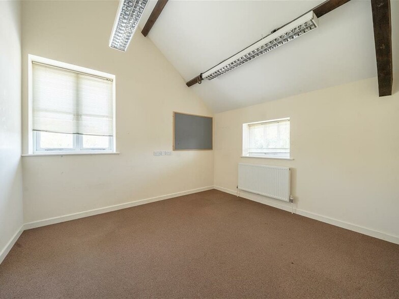 New Park St, Devizes to rent - Building Photo - Image 3 of 8