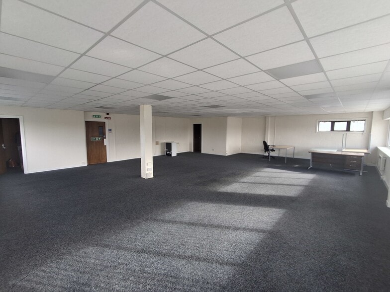 6 Munro Rd, Stirling to rent - Building Photo - Image 2 of 3