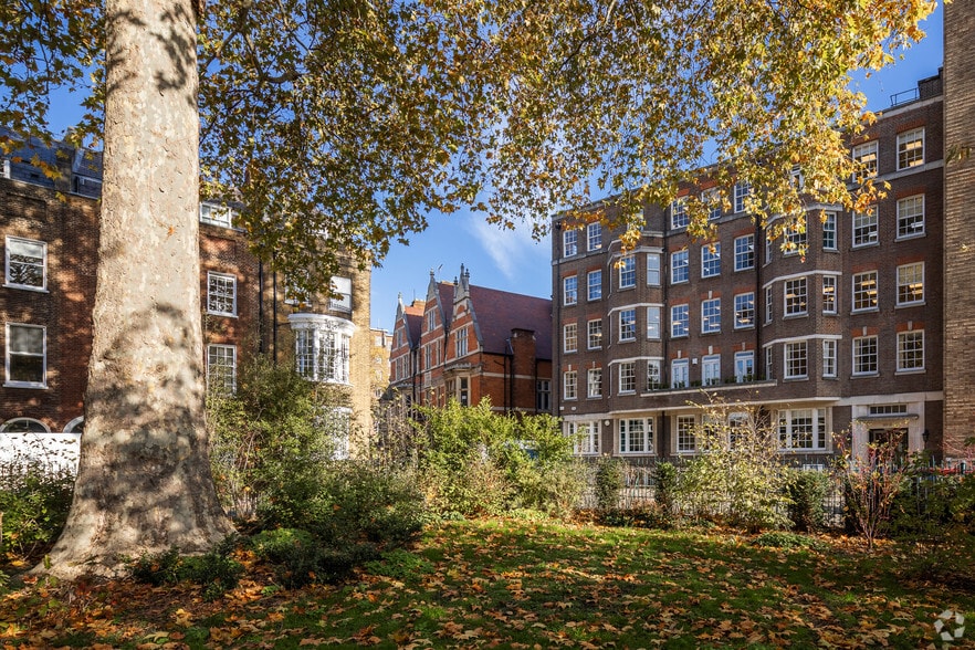 10-11 Charterhouse Sq, London to rent - Building Photo - Image 2 of 6