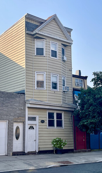 1049 Broadway, Bayonne, NJ for sale - Primary Photo - Image 1 of 1