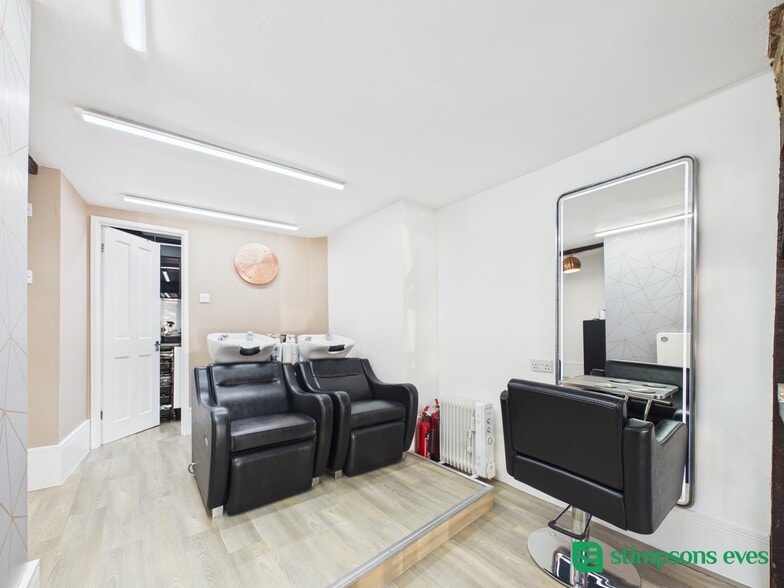 19 High St, Newport Pagnell to rent - Building Photo - Image 2 of 11