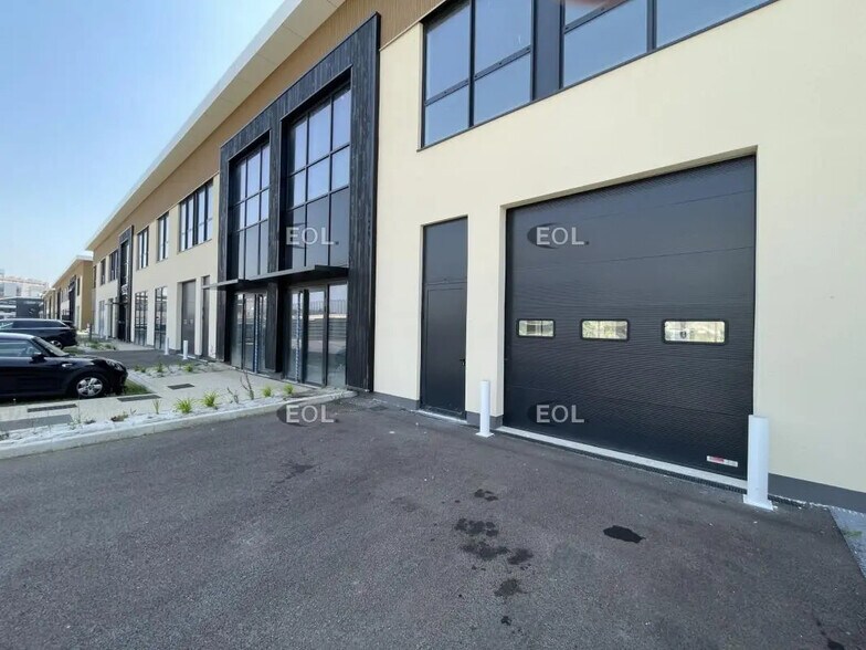 Light Industrial in Nanterre to rent - Building Photo - Image 2 of 19