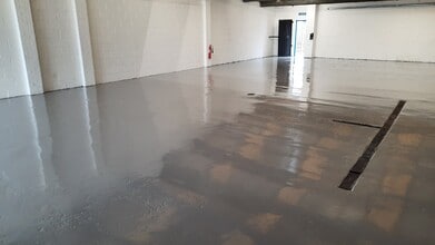 Spring Road Industrial Estate Lanesfield Drive, Wolverhampton to rent Interior Photo- Image 1 of 9