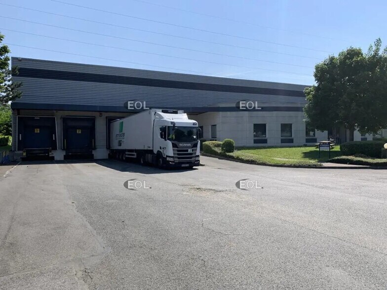 Light Industrial in Lisses to rent - Primary Photo - Image 1 of 7