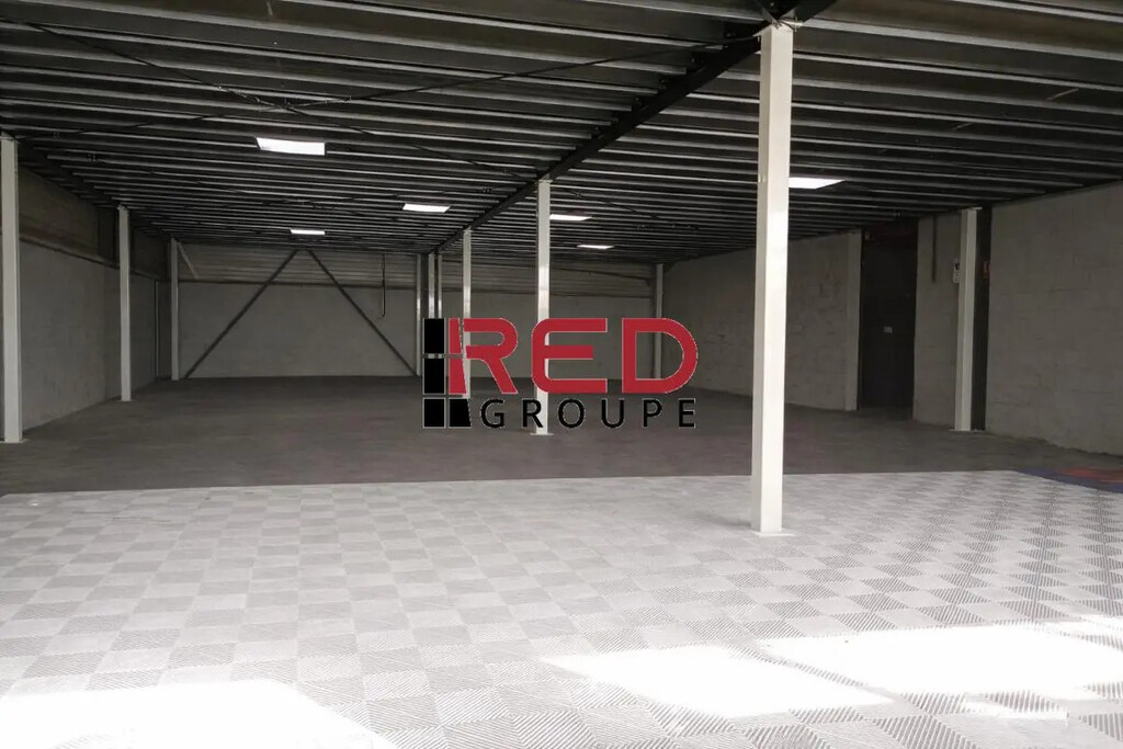 Location Commerce 240 m² à 810 m² - Photo 1