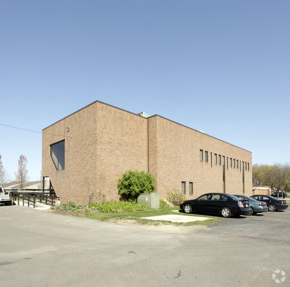 555 W 14 Mile Rd, Clawson, MI for rent - Building Photo - Image 3 of 4