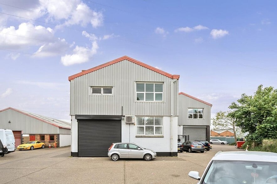 Arundel Rd, Uxbridge to rent - Building Photo - Image 1 of 27