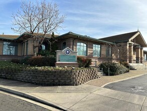 3860 Crater Lake Ave, Medford, OR for sale Building Photo- Image 1 of 36