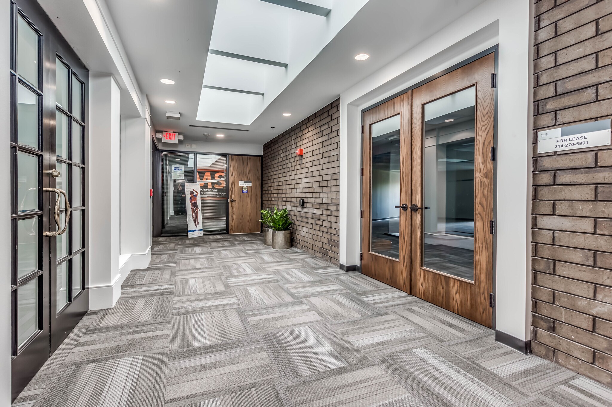 12125 Woodcrest Executive Dr, Saint Louis, MO to rent Interior Photo- Image 1 of 9