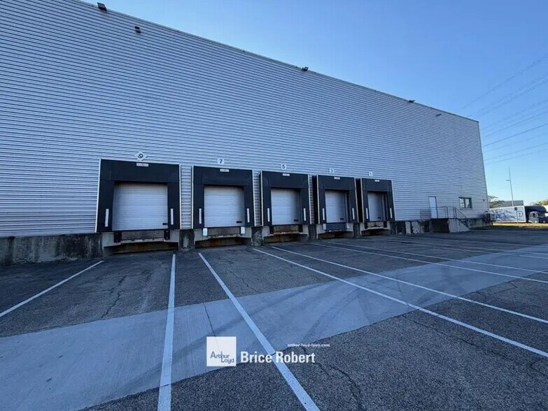 Light Industrial in Mions to rent - Building Photo - Image 1 of 6