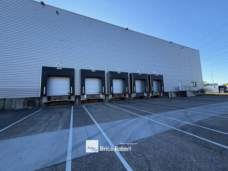 Light Industrial in Mions to rent Building Photo- Image 1 of 7