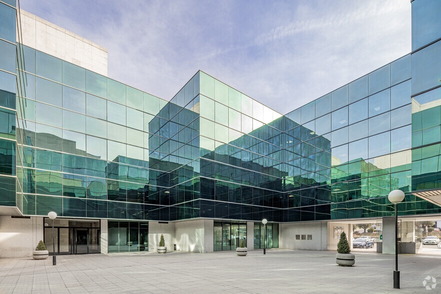 Avenida de Fuencarral, 24, Alcobendas, Madrid to rent - Building Photo - Image 2 of 3