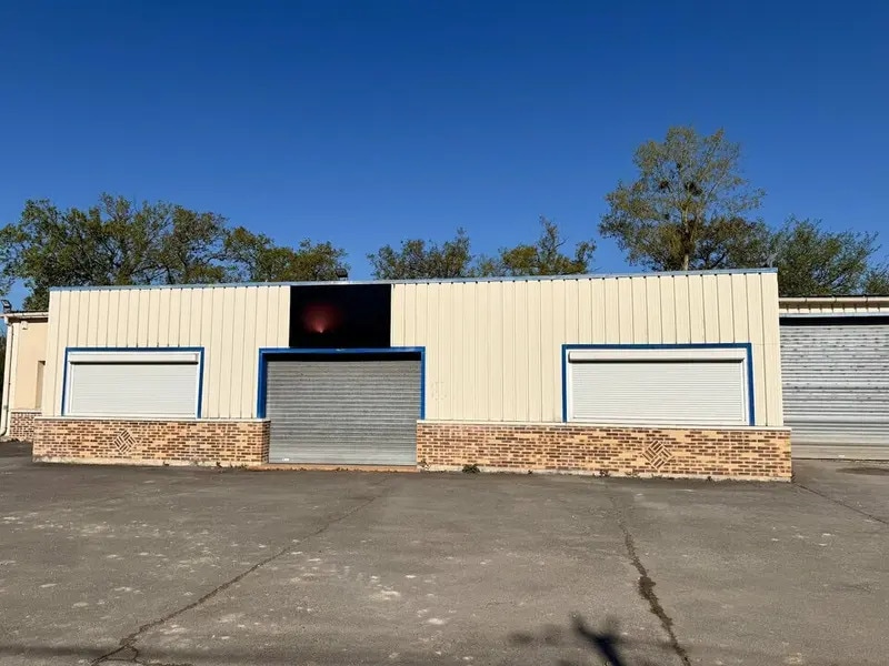 Light Industrial in Hermes for sale Building Photo- Image 1 of 13