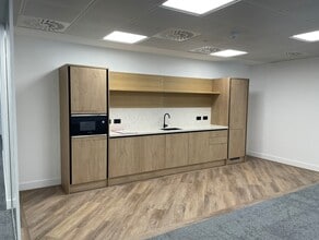 166 College Rd, Harrow to rent Interior Photo- Image 1 of 4