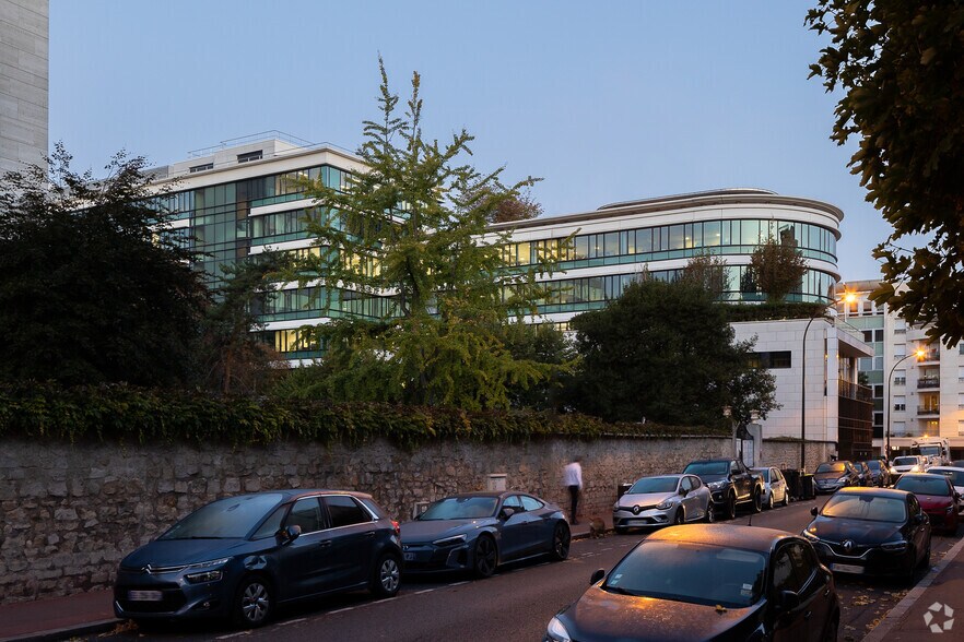 2-4 Rue Paul Vaillant-Couturier, Levallois-Perret to rent - Building Photo - Image 2 of 6