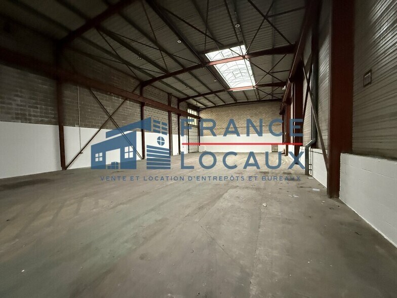 Light Industrial in Le Thillay to rent - Interior Photo - Image 2 of 4